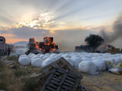 Tir Üzerindeki Saman Balyalari Alev Alev Yandi