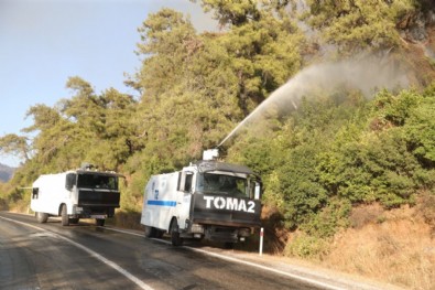 Sosyal medyada yalan dolanla algı yapanlar iyi okuyun! EGM'nin TOMA'ları yangına müdahale ediyor!