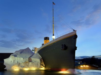 Titanik Müzesindeki Buzdagi Ziyaretçilerin Üzerine Devrildi Açiklamasi 3 Yarali