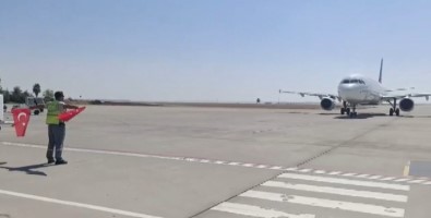 30 Agustos Zafer Bayrami'nda Gelen Uçagi Türk Bayragiyla Karsiladi