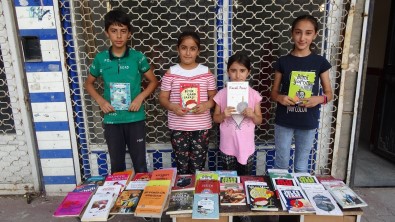 4 Kardes Okul Masraflarini Çikartmak Için Kitap Satiyor