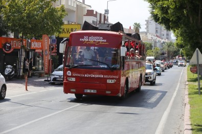 Antalya Caddelerinde Mobil Kortej Coskusu