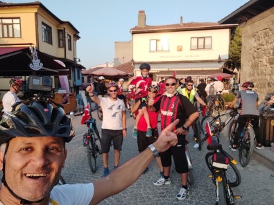 Bisiklet Tutkunlari 30 Agustos Zafer Bayrami'ni Pedal Çevirerek Kutladi