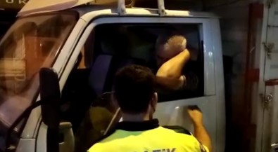Direksiyon Basinda Sizan Sürücüyü Polis Uyandirdi