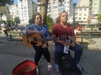 Görme Engelli Iranli Gençler Geçimlerini Müzikten Sagliyor
