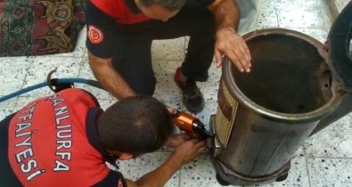 Kafasi Soba Borusuna Sikisan Yavru Kediyi Itfaiye Kurtardi