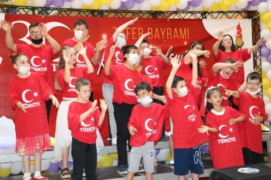 Kahramanmaras'ta Down Sendromlu Çocuklarin 30 Agustos Coskusu