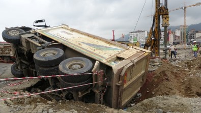 Kazilan Yolun Kör Noktasina Rastlayan Kamyon Devrildi