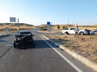 Lüks Araç Hurdaya Döndü, 5 Kisi Yaralandi