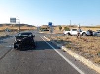 Lüks Araç Hurdaya Döndü, 5 Kisi Yaralandi