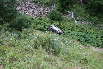 Otomobille 25 Metrelik Uçuruma Yuvarlanan Çift Ölümden Döndü Açiklamasi 1 Yarali