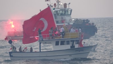 Türk Bayraklari Ile Donatilan Teknelerden 'Saygi Gezisi'