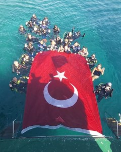 Zafer Bayramini Denizde Dev Türk Bayragi Açarak Kutladilar