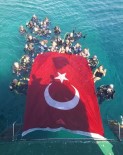 Zafer Bayramini Denizde Dev Türk Bayragi Açarak Kutladilar