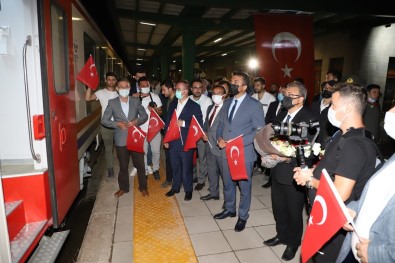 Zafer Treni 'Büyük Taaruz'un Basladigi Afyon Kocatepe'ye Ulasti