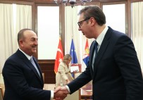 Çavusoglu, Sirbistan Devlet Baskani Vuçiç'e Imzali Anadolu Efes Formasi Hediye Etti