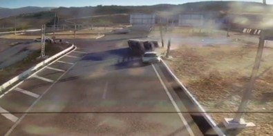 Elazig'da Kamyon Ile Otomobilin Çarpisma Ani Güvenlik Kamerasina Yansidi