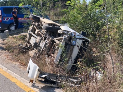 Kontrolden Çikan Panelvan Yol Kenarina Devrildi Açiklamasi 1 Yarali