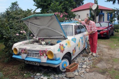 1964 Model Otomobil Çiçekleri Ve Renkli Boyasiyla Ilgi Odagi Oldu