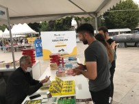 Gazeteci Hilmi Türkay, 'Fenerbahçe' Kitabini Okurlari Için Imzaladi