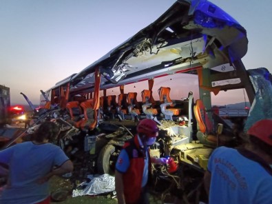 Manisa'da Otobüs Tira Çarpti Açiklamasi 9 Ölü, 30 Yarali
