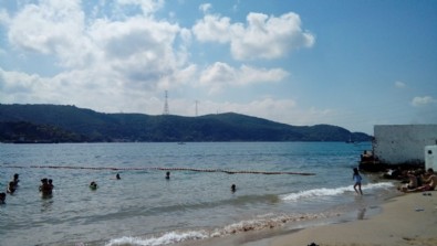 Ünlü plajda skandal olay! Tesettürlüleri almadılar...