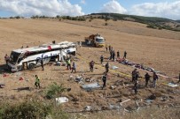 Katliam Gibi Kazada Ölen Çift Izmir'de Son Yolculuguna Ugurlandi