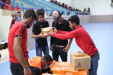 Saganaktan Etkilenen Mevsimlik Tarim Isçilerine Sicak Yemek Ve Yatak Destegi