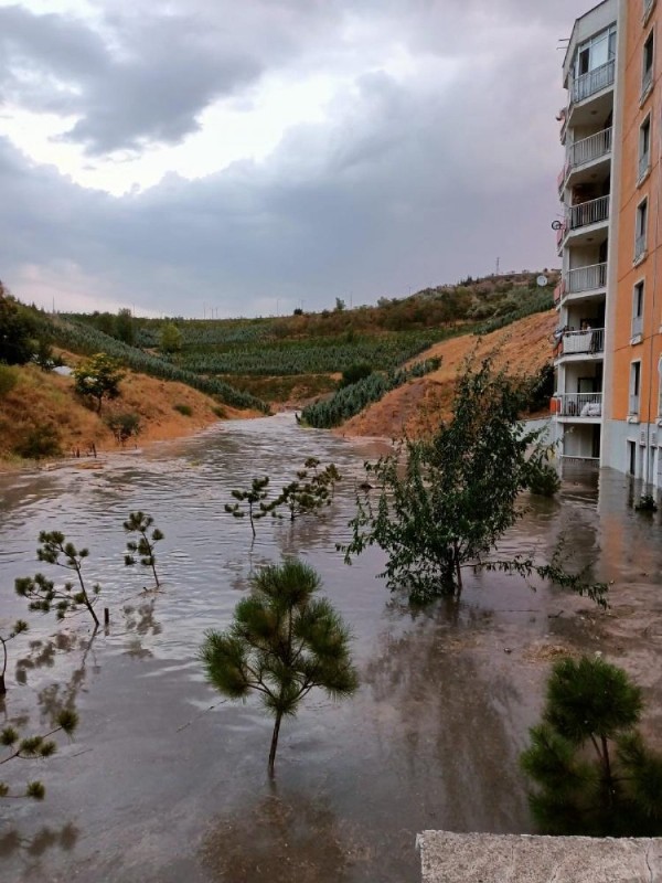 Ankara'da kuvvetli sağanak su baskınlarına neden oldu