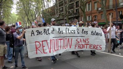 Fransa'da aşı karşıtlarının protestosu kavgaya dönüştü!
