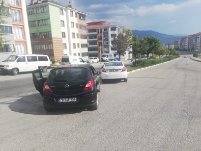 Iki Otomobil Çarpisti Açiklamasi 3 Yarali