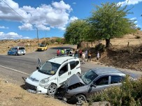 Bingöl'de Iki Araç Kafa Kafaya Çarpisti Açiklamasi 2 Yarali