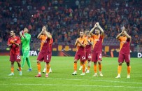 Galatasarayli Futbolcular Galibiyeti Taraftarlarla Kutladilar