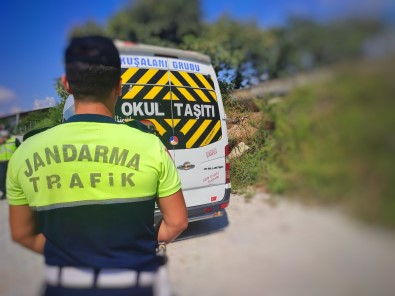Samandag'da Jandarma Trafik Ekipleri Ögrenci Servis Araçlarini Denetledi