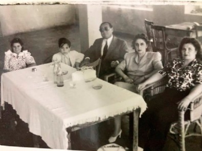 16 Yaşındaki Liseli Menderes! Aile Albümünden İlk Kez Göreceğiniz Kareler...