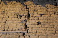 Deprem Sonrasi Agir Hasarli Tespit Edilen Evdeki 10 Kisi Çadira Yerlestirildi