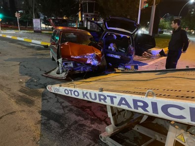 Elazig'da Otomobiller Çarpisti Açiklamasi 1 Yarali