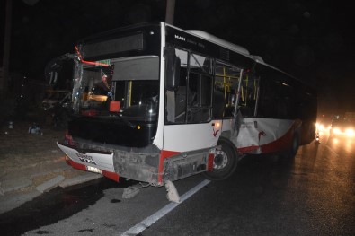 Izmir'de Belediye Otobüsü Ile Tir Çarpisti Açiklamasi 12 Yarali