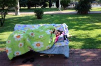 Kimsesiz Kadin 3 Aydir Parkta Yatiyor