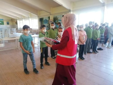 Kizilay'dan Ögrencilere Okul Hediyesi