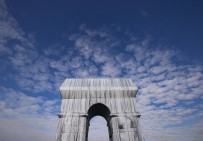 Kumasla Kaplanan Paris'in Simgesi Zafer Taki Ziyarete Açildi