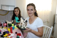 Mutfagini Atölyeye Çevirdi, Kazandigi Parayi Sokak Hayvanlarina Harciyor