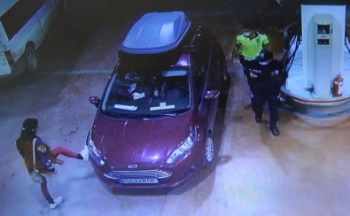 Önce Isinma Hareketleri Yapti Sonra Aracini Tekmeledi