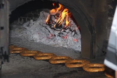 Osmanli'dan Günümüze Vazgeçilmez Lezzet 'Kara Firin Simidi'