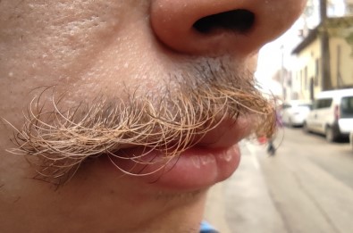 (Özel) Gören Inanamiyor, Sadece Biyiklari Sari