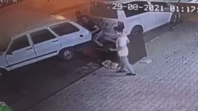 Park Halindeyken Freni Bosalan Otomobili Cani Pahasina Baska Bir Araca Çarpmak Üzereyken Durdurdu