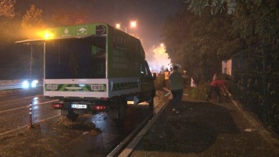 Sariyer'de Siddetli Yagis Ve Rüzgar Nedeniyle Agaçlar Yola Devrildi