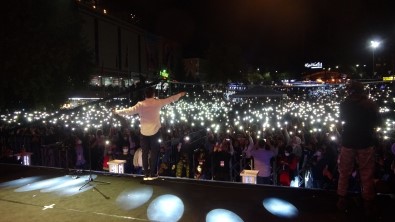 Ünlü Sarkici Altin Safran Festivali'nde Hayranlarini Costurdu