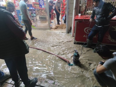 Van'da Saganak Sele Neden Oldu, Ev Ve Dükkanlar Su Altinda Kaldi