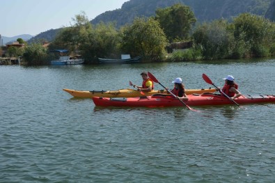 Yangin Bölgelerindeki Çocuklar Su Sporlari Ile Tanisti